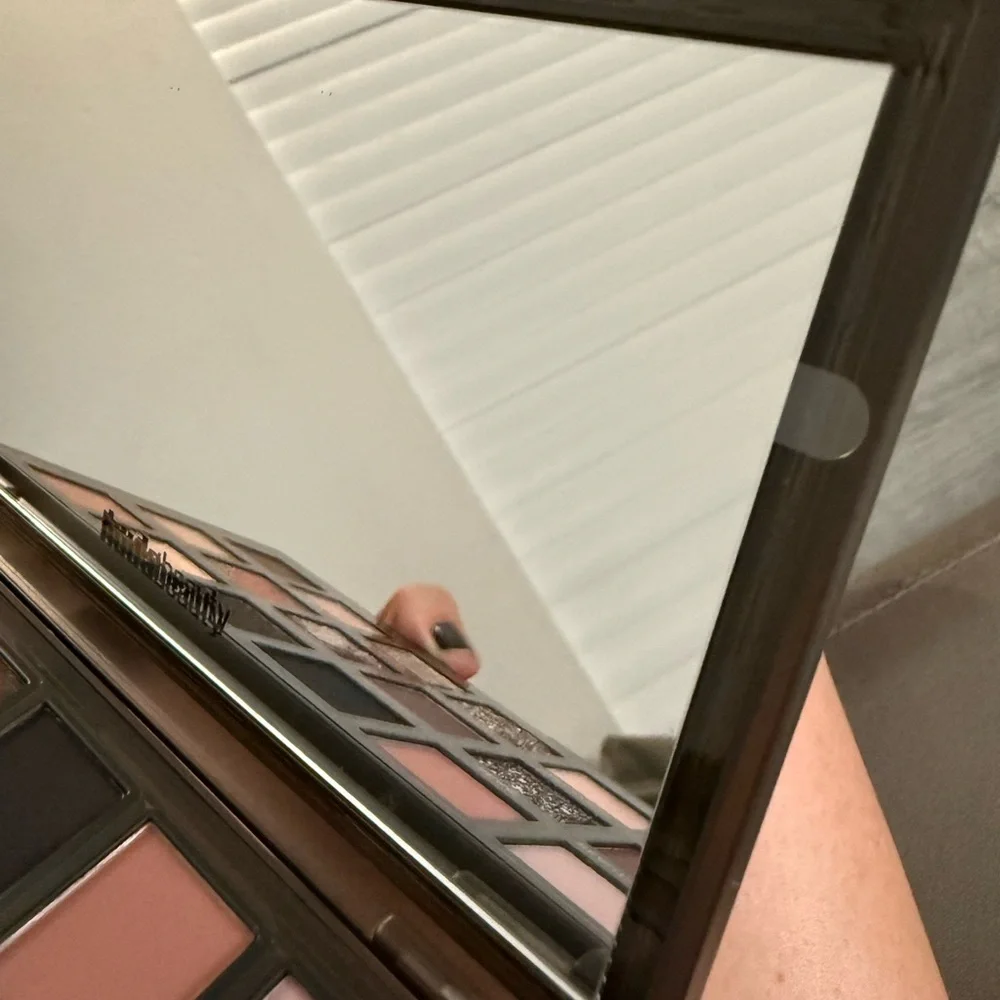 Huda Beauty Pretty Grunge eyeshadow palette